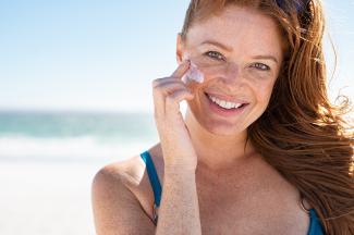 La crème solaire comme complément cosméceutique pour prévenir le photo-vieillissement 